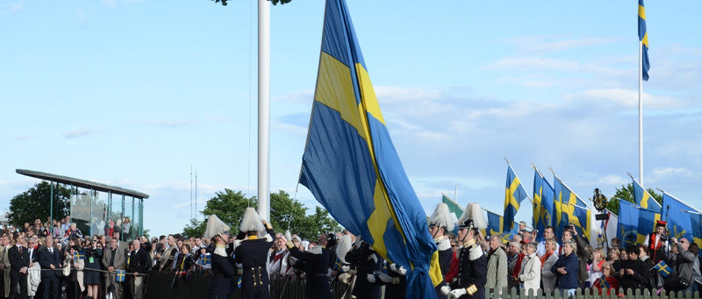 Livkompaniet hissar flaggan på Skansen 2012