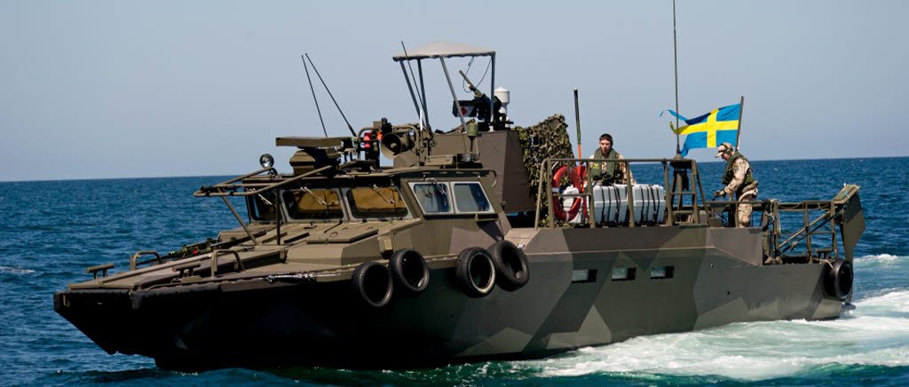 Svenska stridsbåtar patrullerar utanför Somalias kust för att skapa sig en uppfattning om normalbilden i området. För ledning, stöd och underhåll medföljer en nederländsk LCU (Landing Craft Unit).