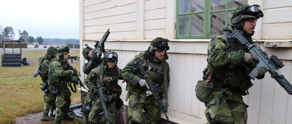 Sista momentet under Nordic Battlegroups slutövning innefattar bland annat hantering av civila och milismän.