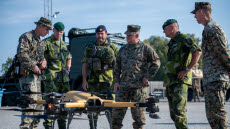 Ställföreträdande marinchef, Brigadgeneral Patrik Gardesten och Generalmajor Robert Sofge, chef för Marinkåren i Europa och Afrika fick en förevisning av systemet.