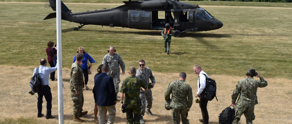 Elva amerikanare från US Navtech EOD anlände till Totalförsvarets ammunitions- och minröjningscentrum med helikopter.