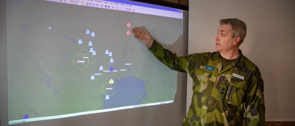 Chefen Flygvapnet, generalmajor Mats Helgesson visar övningsområdet under Flygvapenövning 19.