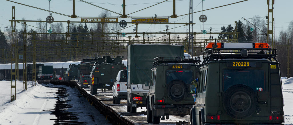 Logbat lastar fordon och personal på tåg från Boden för att transportera sig hem till Skövde efter Vintersol 2018