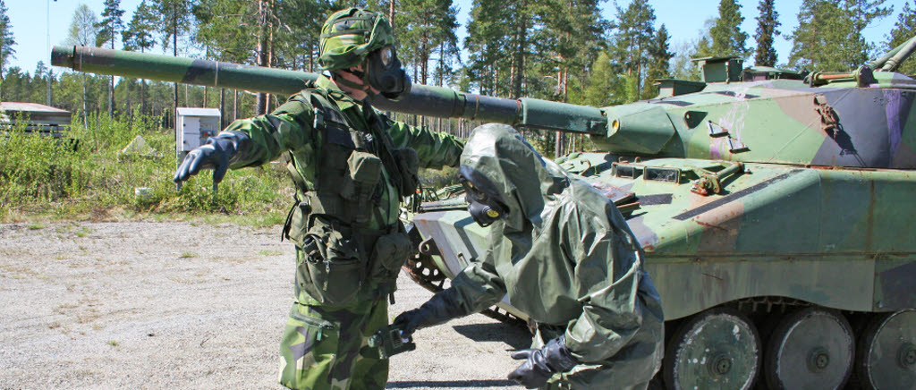 ”Kom häråt och håll ut armarna”, sade den saneringssoldat som mötte oss. Han började mäta med sitt instrument och konstaterade att vi behövde saneras.