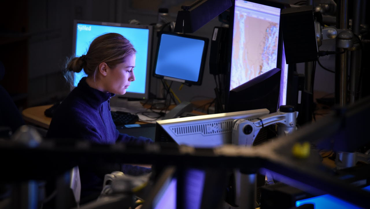 I sjöcentralerna studerar skarpa operatörsögon skärmar med radarekon över svenskt hav och närliggande vatten.