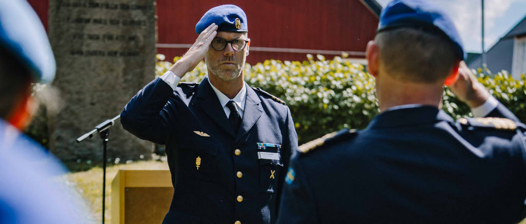 Två officerare i M/87 gör honnör till varandra.