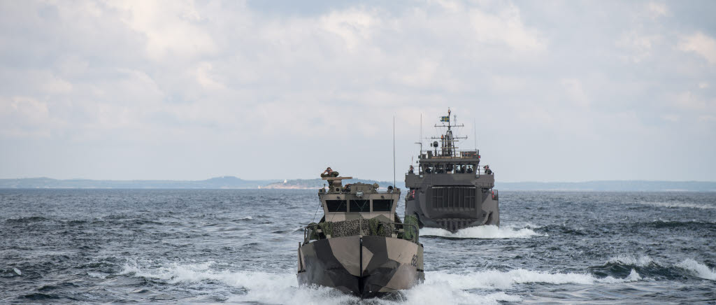 Trossbåtar ur 2.amfibiebataljonen inför styrkedemonstrationen på Mysingen.

För att öka den militära förmågan genomför Försvarsmakten under september 2017 försvarsmaktsövningen Aurora 17. Det är en nationell övning som bygger ett starkare försvar, där samtliga stridskrafter deltar, och som ökar den samlade förmågan att möta ett angrepp mot Sverige.