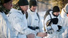 Mike Elviss, Commander Field Army, från brittiska armén och Sveriges arméchef Jonny Lindfors förde enskilda samtal om de båda nationernas framtid tillsammans under dagarna i Arvidsjaur.