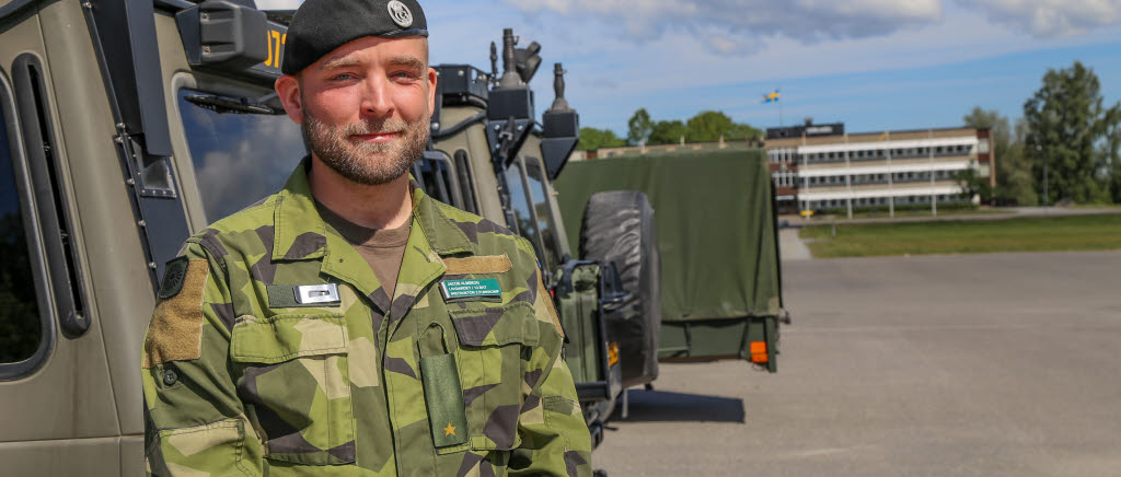 Jacob Almskog är nyutbildad reservofficer på Livgardet. Efter att ha läst statsvetenskap studerade han även ett år på militärhögskolan i Halmstad. 