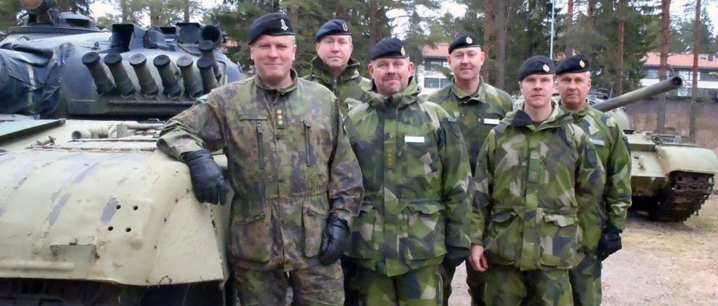 Brigadchef finska pansarbrigaden i Hämmenlinna överste Pekka Järvi, svensk militärattaché i Finland överste Bo Stennabb tillsammans med Stefan Sandborg, ställföreträdande regementschef och brigadchef 2.brigaden och Joacim Hallberg, Fredrik Månsson, Johan Lindgren från Skaraborgs regemente.