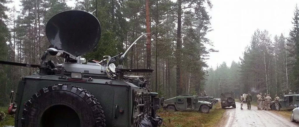 Joint Action, JA 14, Nordic Battlegroup, NBG 15.
En anslutningsnod är ett fordon med antenn på taket som snabbt går att köra ut till just den plats där förbandet som behöver ett fungerande samband för tillfället finns. 