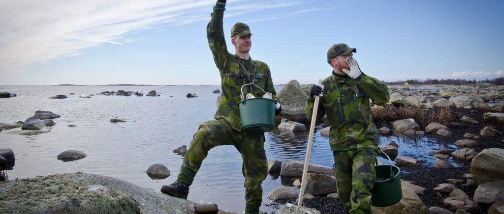 Städning av skjutfältet Bollö i Karlskrona skärgård. Personal, soldater, officerare civilanställda städar. OXA