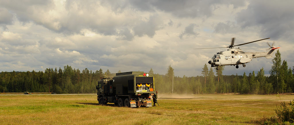 140826. 234:e underhållspluton övar Farp (Forward arming and refuelling point) tillsammans med helikoptrar ur 1:a helikopterskvadronen. Förmåga ingående i Expeditionary air wing Nordic Battlegroup.
Helikopter 10 och tankbil.