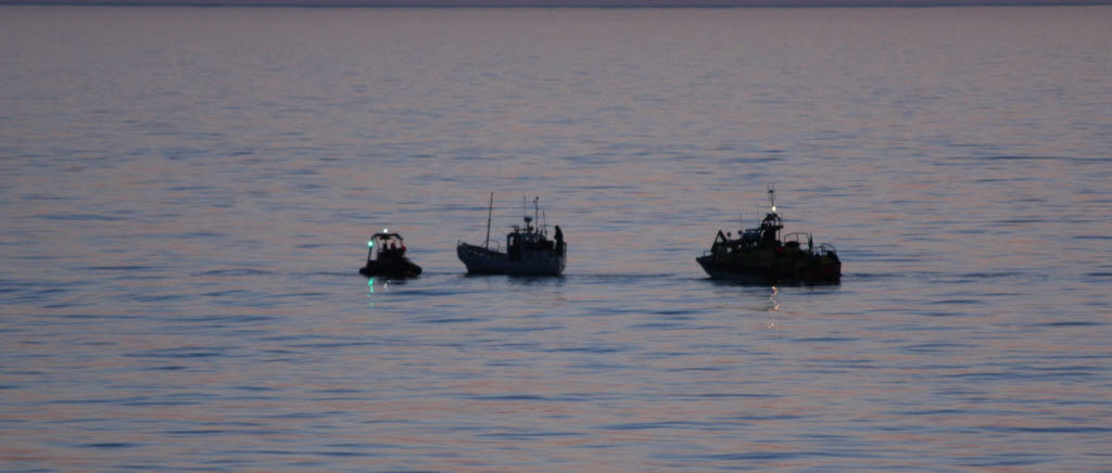 HMS Carlskronas skeppsbåt, haveristen och Sjöräddningsällskapets båt Östgöta.