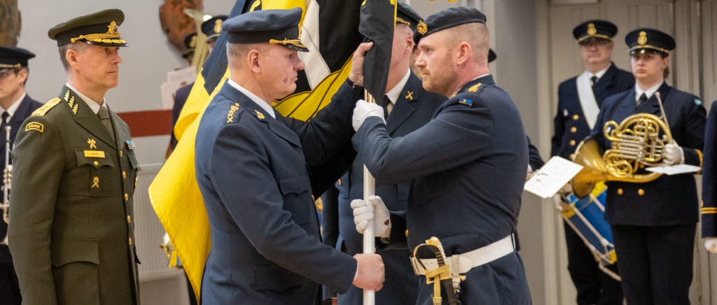 Överste Lennart Widerström lämnar tillbaka MSS fana till fanföraren (kapten Joakim Elv) för att därefter ta befälet över Markstridsskolan.