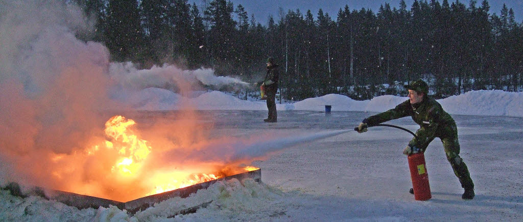 Skolavdelningens lärare i engelska, Maja Vågberg, tar sig an släckningen av det brinnande drivmedlet. Imponerande och kanske skrämmande lågor som visade sig fullt möjliga att besegra.