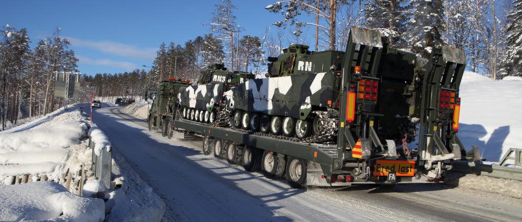 Cold Response 2014 närmar sig slutet, men än återstår att transportera alla deltagare, fordon och materiel hem till Sverige. På onsdagsmorgonen rullade de första tungdragarna med stridsfordon upplastade ut ur samhället Setermoen.