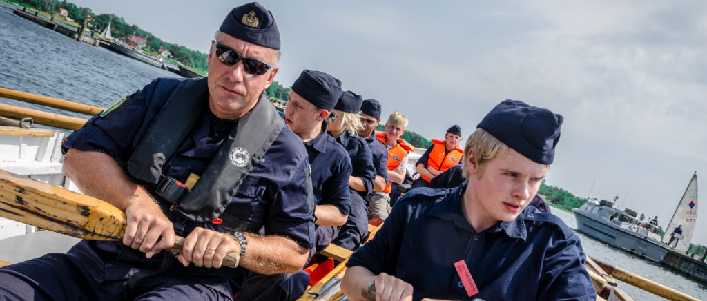 "Över allt - hal ut!", lyder ordern för att ta det första roddtaget. Oavsett om man är konteramiral eller sjövärnselev ger valbåtsrodden starka ryggar och blåsor i händerna.