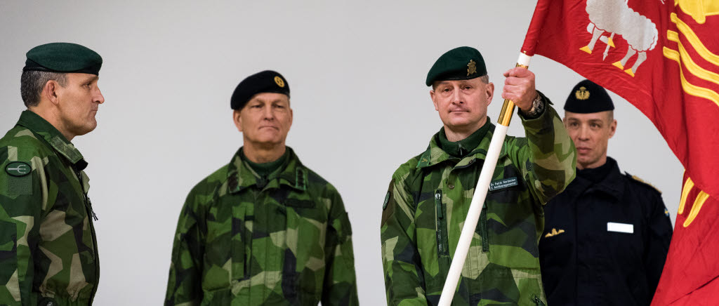 Den pågående förbandschefen tar emot förbandets fana. Försvarsmaktens produktionschef, generallöjtnant Jonas Svensson och marinchefen, konteramiral Jens Nykvist deltog i överlämningen.