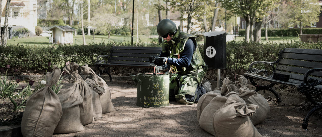Swedecs utbildning av polisens bombtekniker. Sprängning av handgranat i parken i Eksjö, avslutande momentet i första delen av utbildningen. Mannen på bilden är polis under utbildning.
