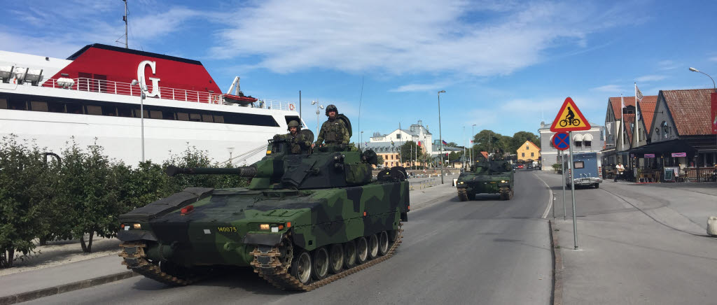 Operativa reserven från Skaraborgs regemente P4 genomför beredskapskontroll på Gotland. Här framrycker fordon i hamnen i Visby. 