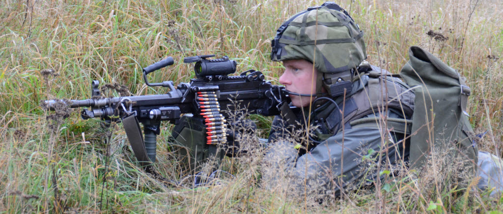 Övning inför Nordic Battlegroup 15. Skyttesoldat i eldställning.