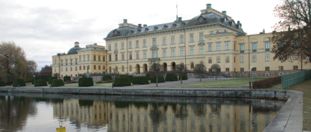 Drottningholms slott speglar sig i vattnet