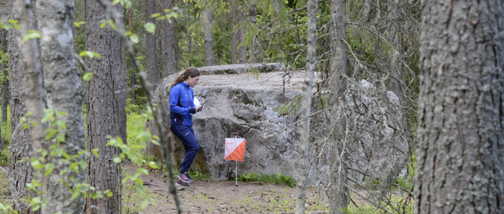 Jenny Gyll på ingång till första kontrollen. Orientering.