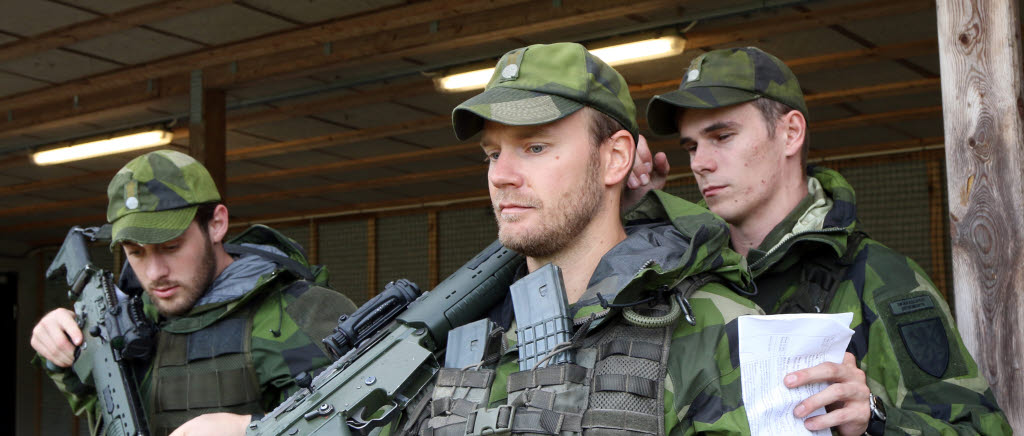 Kadetter på den anpassade reservofficerskursen AROK 2 instruktörstränar. 