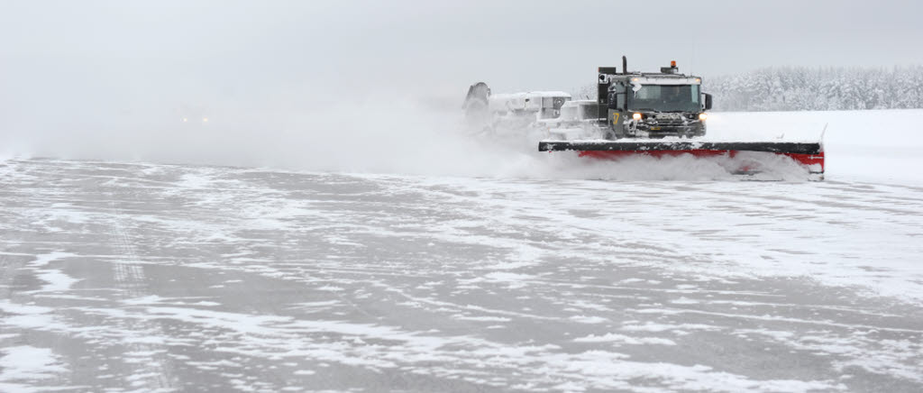 150130 Snöröjning på Luleå Kallax flygplats. Sop- och blåsmaskiner.