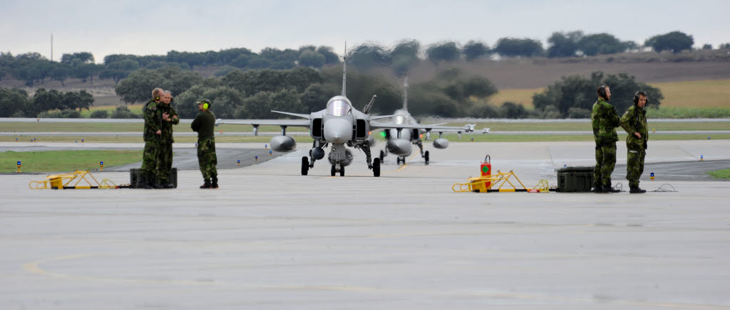 151019 Trident Juncture 2015. Svenska flygvapnet med delar ur Swedish Fighter Unit deltar i Natoövningen. Basering på Beja flygbas i Portugal. Livex pågår 21 okt-6 nov. Ombasering av huvudstyrka och sex Jas 39 Gripen genomfördes 19 oktober. Jas 39 Gripen taxar till uppställningsplats.