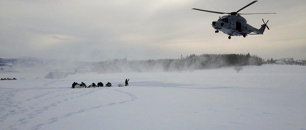 Cold Response 2016. Hkp 14 hämtar upp personal ur AJB.