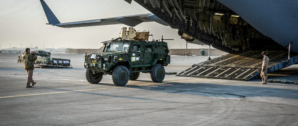 Hemtagning av materiel från Afghanistan går med flyg. Försvarsmakten använder både C-17 Globemaster III och AN-124 Antonov för att transportera materielen.
