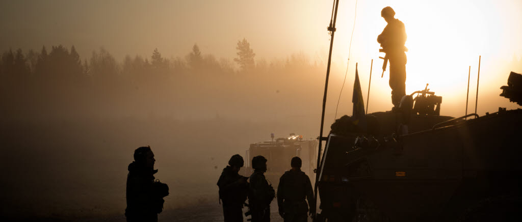 Kvarn 20141109

Överlämning av ett säkrat Spång (fiktiv stad). VK01 lämnar över ansvaret till BNP Chief of Police och borgmästaren av Borensberg.
NBG 15 övar hela stridsgruppen under Joint Action 14. Deltagare ur alla 7 deltagande länder övar i trakterna kring Uppsala, Hagshult och Borensberg.