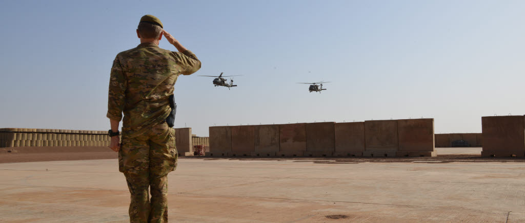 Chefen för Task Force Takuba, överste Peter, gör honnör när de svenska helikoptrarna lämnar Ménaka i Mali för sista gången i mitten av februari 2022.