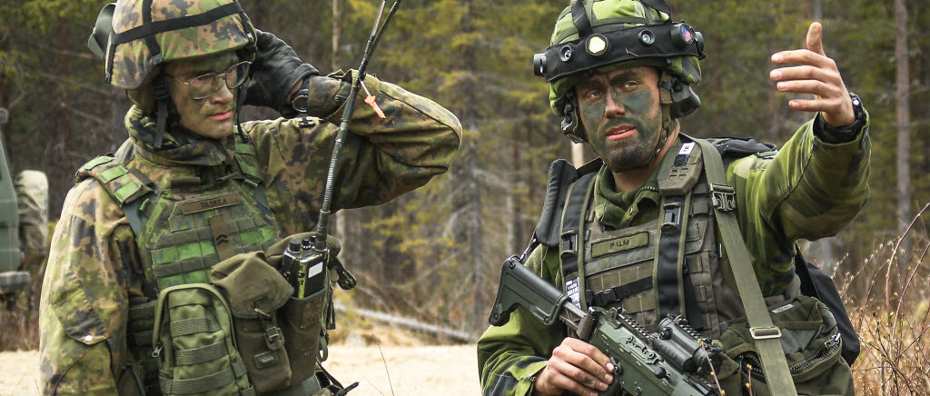 Samverkan på alla nivåer från högre chef ner på plutonsnivå, här samverkar chefen för den svenska pansarskytteplutonen med en av soldaterna i den finska ingenjörplutonen. 