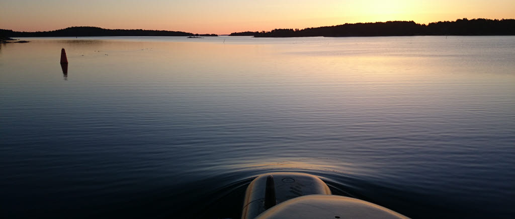 HMS Halland passerar Dalarö på väg in mot Stockholm tidig morgon.