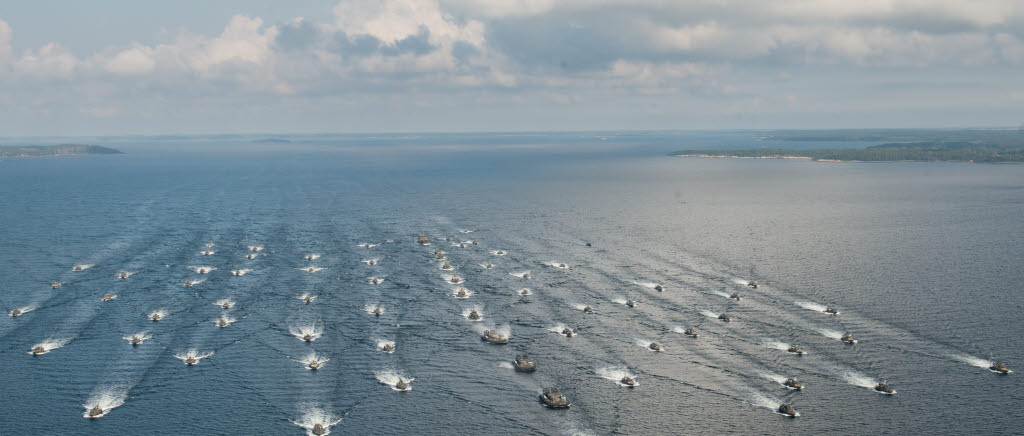Hela andra amfibiebataljon framrycker i formation med cirka 70 fartyg över Mysingen i Stockholms södra skärgård under övning Aurora 2017.