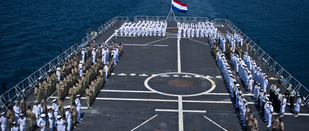Den 1 maj 2015. Besättningen på HNLMS Johan de Witt, den svenska styrkan och det multinationella styrkehögkvarteret tar emot EU:s medalj för genomförd insats.
