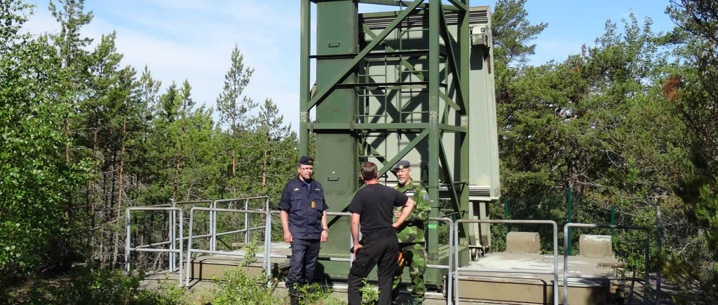 Teknisk personal ur Fortifikationsverket i samtal med generalmajor Berndt Grundevik och kommendörkapten Stefan Abrahamsson vid en av Försvarsmaktens radarstationer.