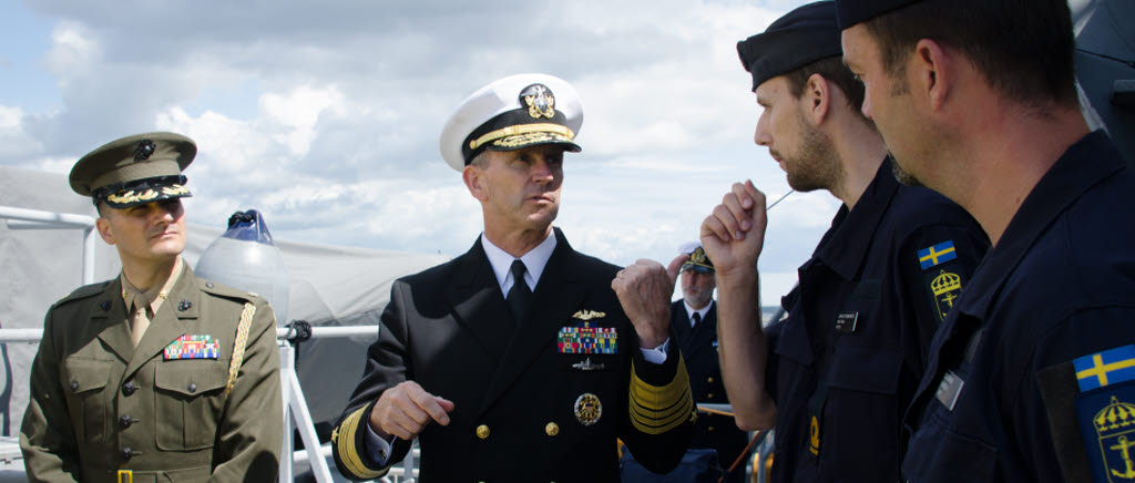 Amerikansk marinchef amiral Jonathan W Greenert på besök i Karlskrona.
Johan Rydmarker och Ola Sahlén gav en inblick i svenska marinens minröjningsarbete ombord på HMS Vinga.