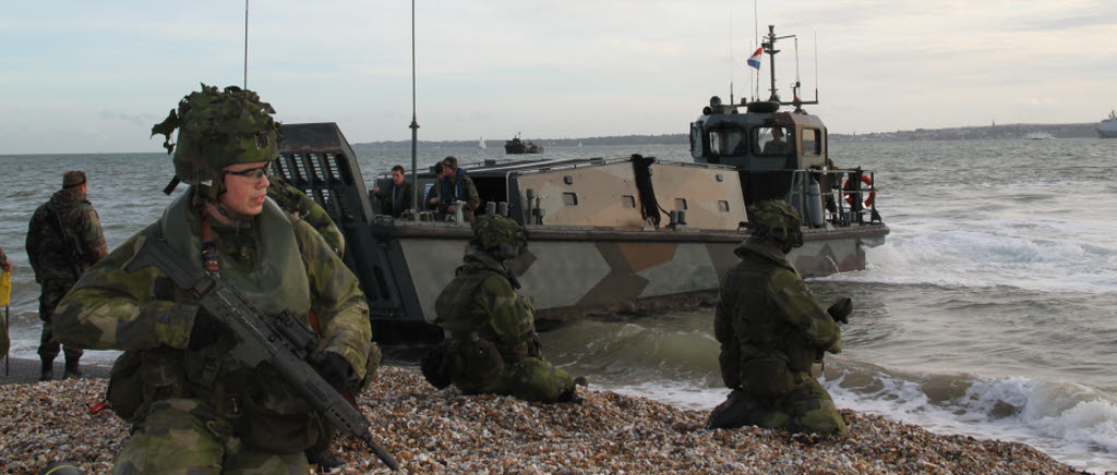 Nederländerna är en viktig samarbetspartner då samarbetet bland annat medger utveckling av amfibieförmågan, Svenska soldater ombord på en Nederländsk båt under övning i Storbritanien