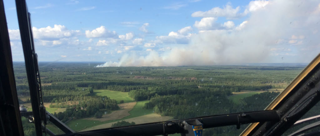 Helikopter 10 vattenbombar skogsbränder