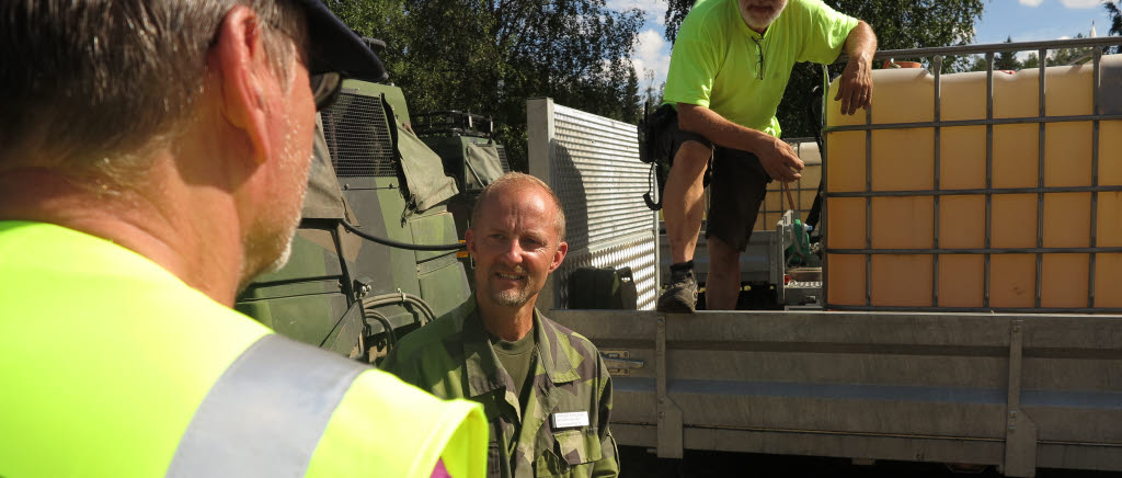 Skogsbrand i Hälsingland
Görgen Karlehav, Militär insatschef,  samverkar med personal från Trafikverket vid den främre ledningsplatsen i Lassekrog.
