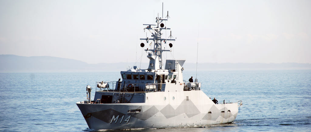 HMS Sturkö är ett röjdykarfartyg som också kan söka efter minor med en sonar som släpas efter fartyget.