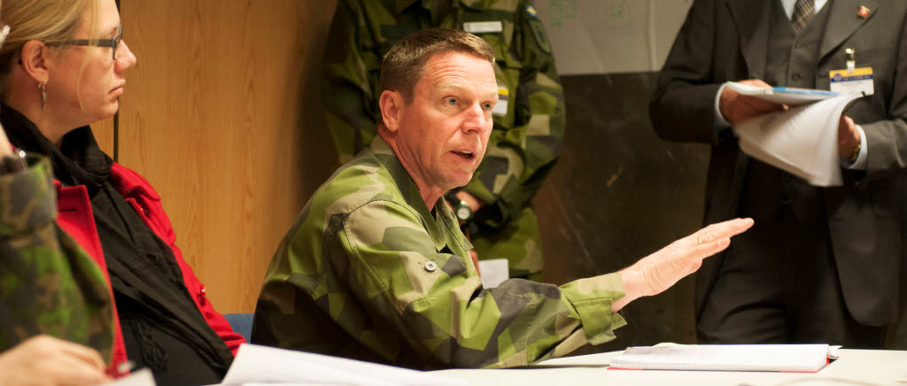 Generallöjtnant Göran Mårtensson med stabsmedlemmar under CJSE 15 (Combined Joint Staff Exercise) som är en ledningsträningsövning som genomförs i samarbete mellan Försvarsmakten och Försvarshögskolan. I övningen ingår även internationella deltagare från 25 nationer samt civila myndigheter.