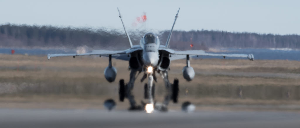 F-18 taxar in efter landning på kallax under övning ACE 17