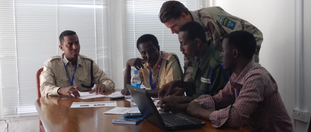 Kurs i evenemangssök, Mogadishu. Grupparbete med stöttning av Harald. Två poliser, en officer från från armén och en person från NISA.