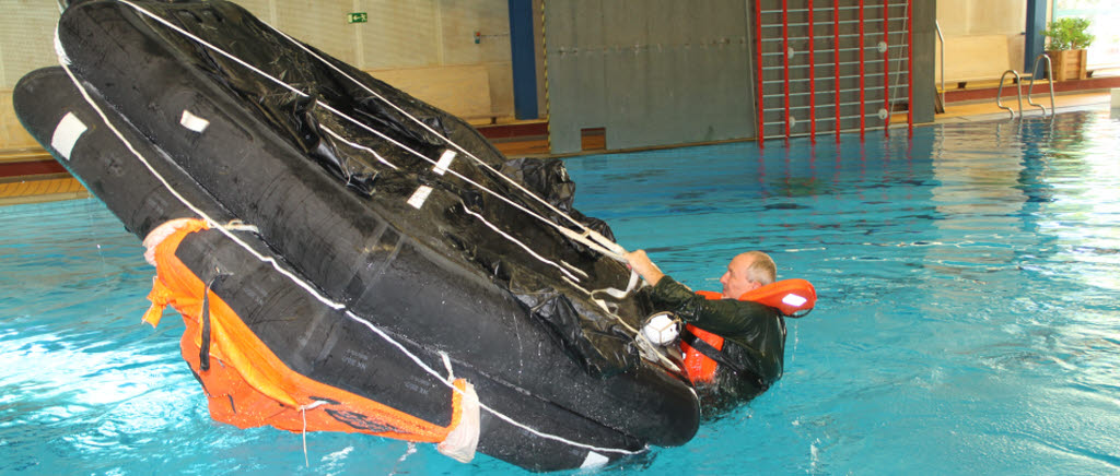 Man ska enskilt kunna vända på en livflotte, det kan vara tungt i mörker, starka vindar och kyla