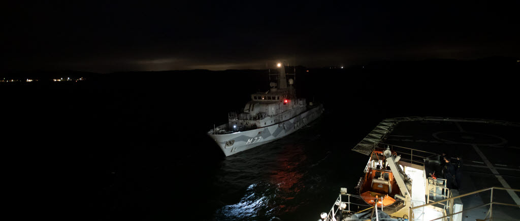 HMS Ulvön på väg in att förtöja utanpå Carlskrona




För närvarande övar ett 30-tal fartyg och båtar ubåtsjakt i vattnen utanför Göteborg. Korvetter, minröjningsfartyg och bevakningsbåtar tränar på att hitta ubåtar och undervattensmål som rör sig under ytan. För att möjliggöra att fartygen kan stanna så lång tid i övningsområdet som möjligt finns stödfartygen HMS Trossö och HMS Carlskrona.